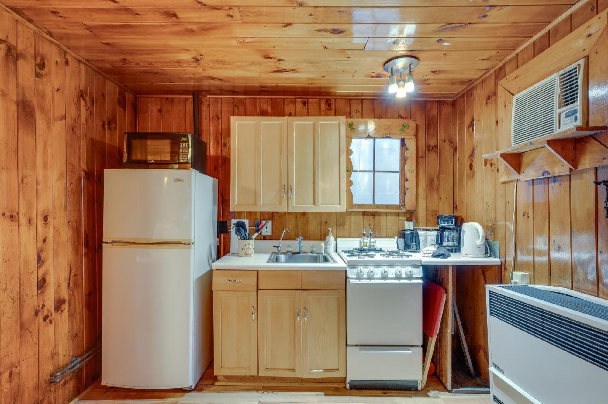 Cozy Laconia Studio With Pool Access - 2 Mi To Lake! 아파트 외부 사진