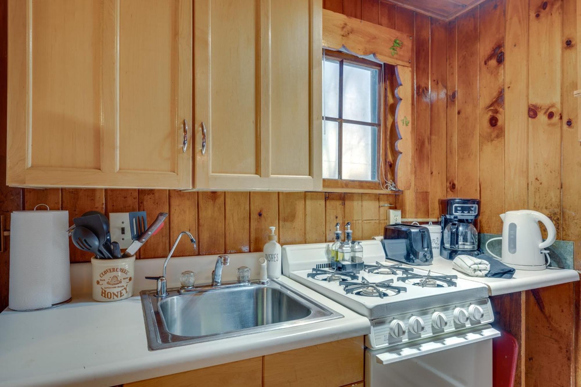 Cozy Laconia Studio With Pool Access - 2 Mi To Lake! 아파트 외부 사진